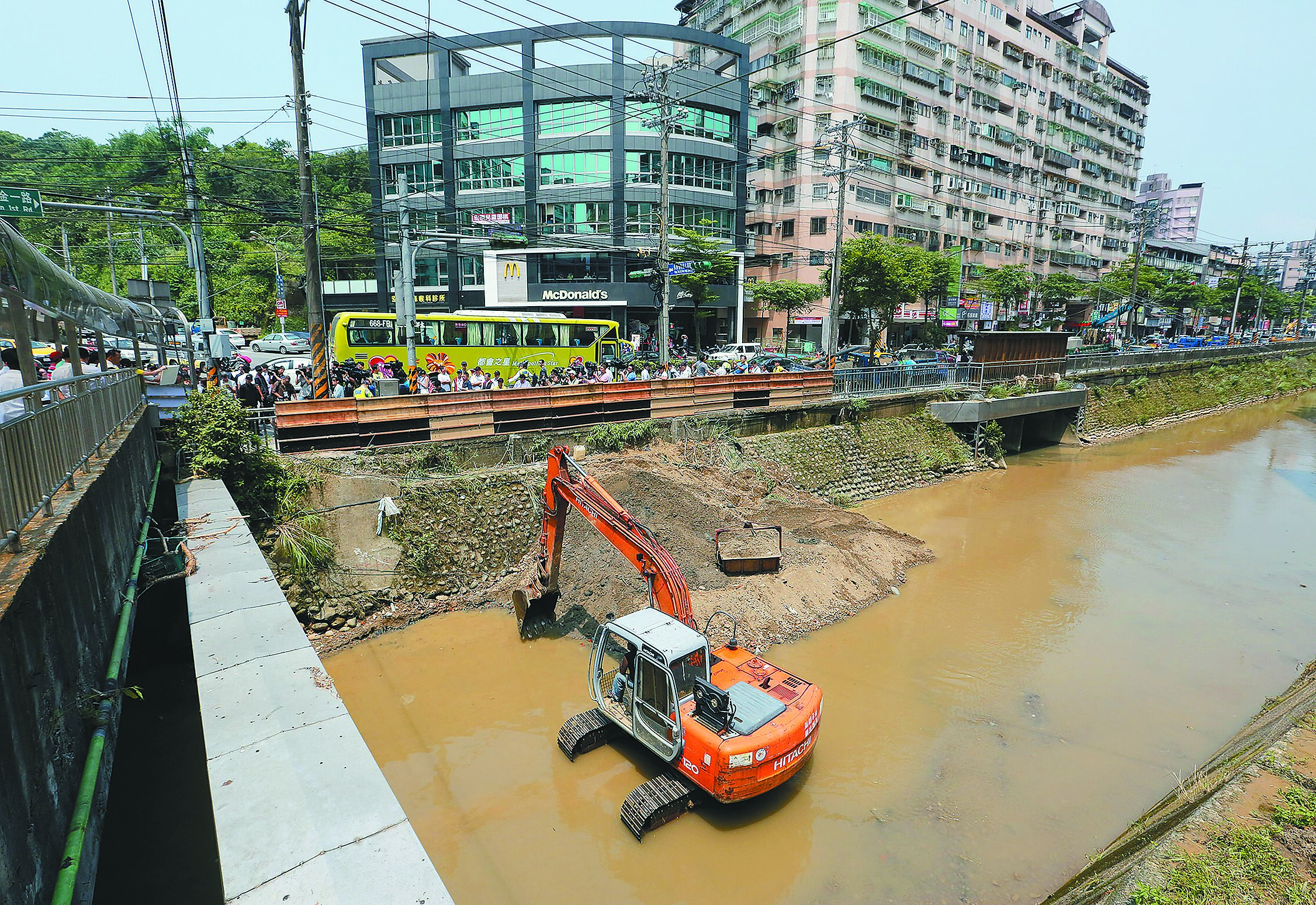 前瞻計畫河川及排水補助第五期預算再編列約167億元,但立法院預算中心指出,之前已補助的部分案件執行未如預期。圖為治水工程。(總統府提供) image