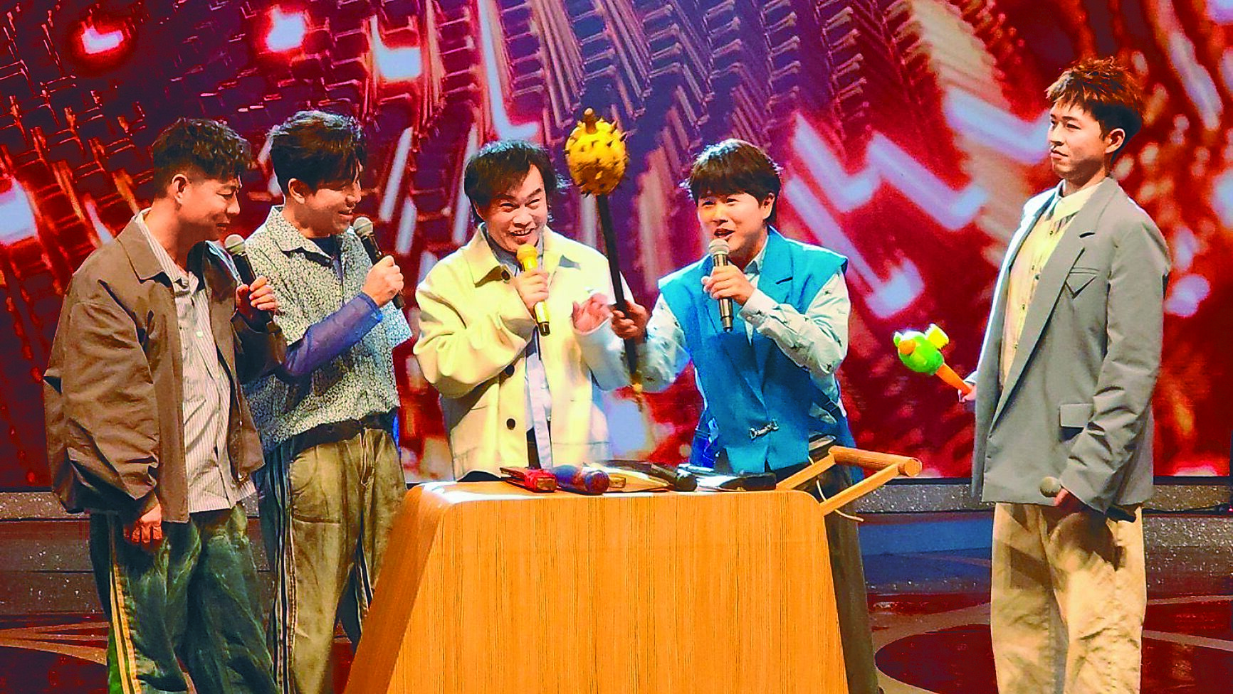 陳隨意(左起)、許志豪、康康、陳孟賢、李子森為《綜藝一級棒》5位男主持人,主持默契極佳。(中視提供) image