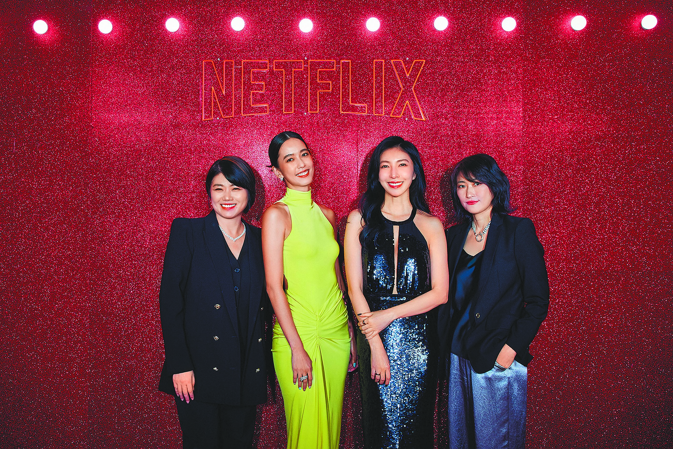 《影后》主創團隊編導嚴藝文(左起)、陳庭妮、楊謹華、監製丁長鈺出席釜山影展開幕紅毯。(Netflix提供) image