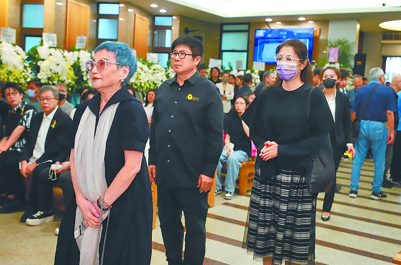 張小燕(左起)、胡瓜、丁柔安3日神情哀戚出席詹森雄告別式。(民視提供) image