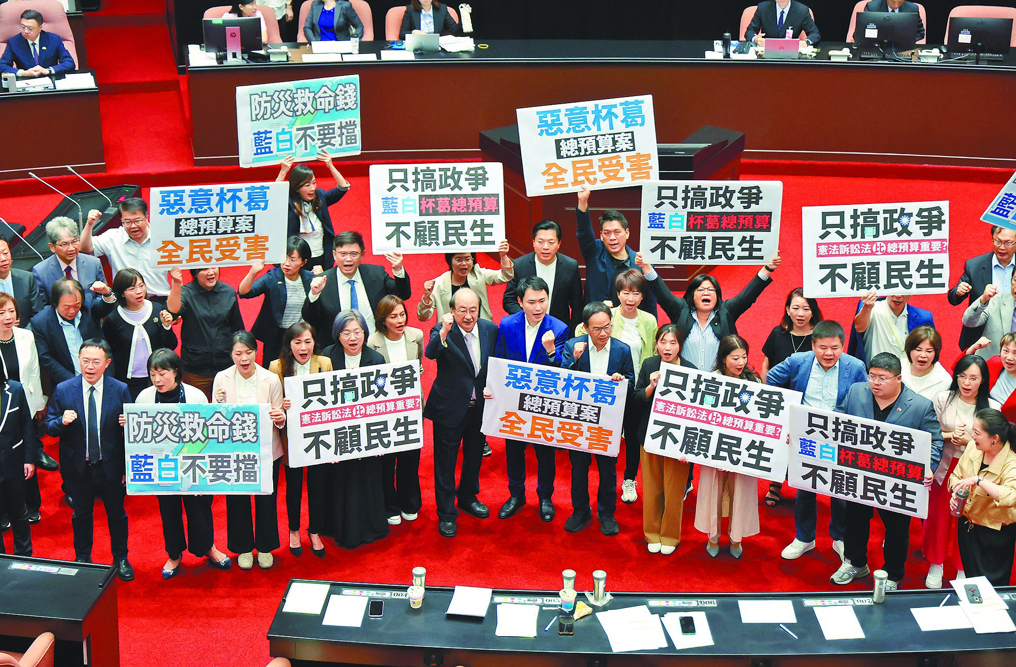 原民禁伐補償未依新法編足預算,行政院不願退讓。圖為立法院4日院會表決。(姚志平攝) image