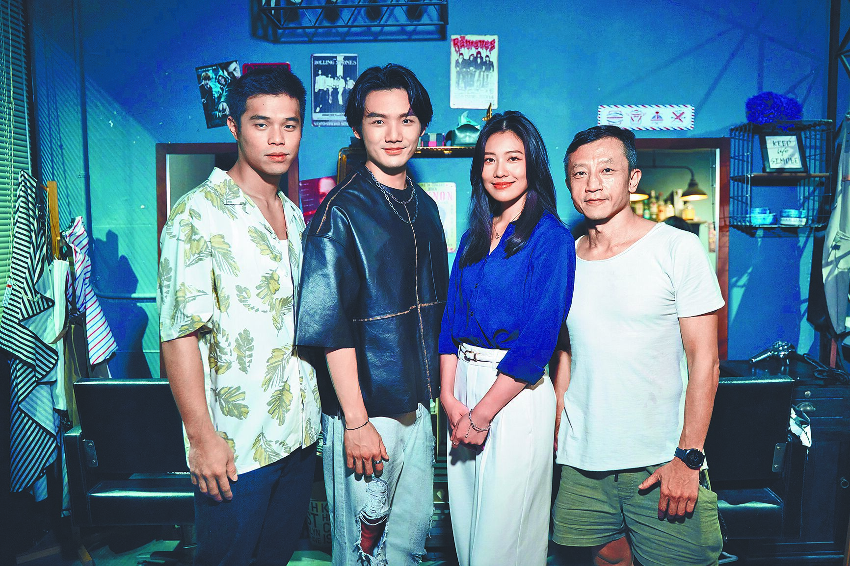 徐暐翔(左二)日前邀來高爾賢(左起)、梁湘華、導演楊雅喆合作拍攝MV。(索尼音樂提供) image