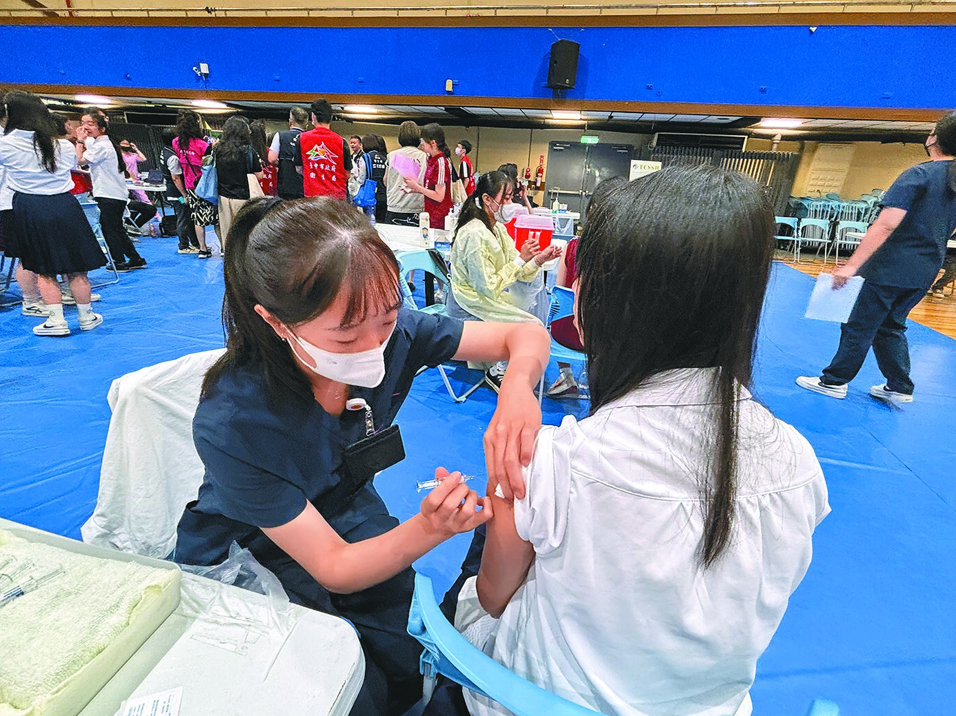 2024公費流感疫苗10月1日開打,今年首度鼓勵民眾與新冠疫苗同步接種,唯民眾接種新冠疫苗意願不高。(馮惠宜攝) image
