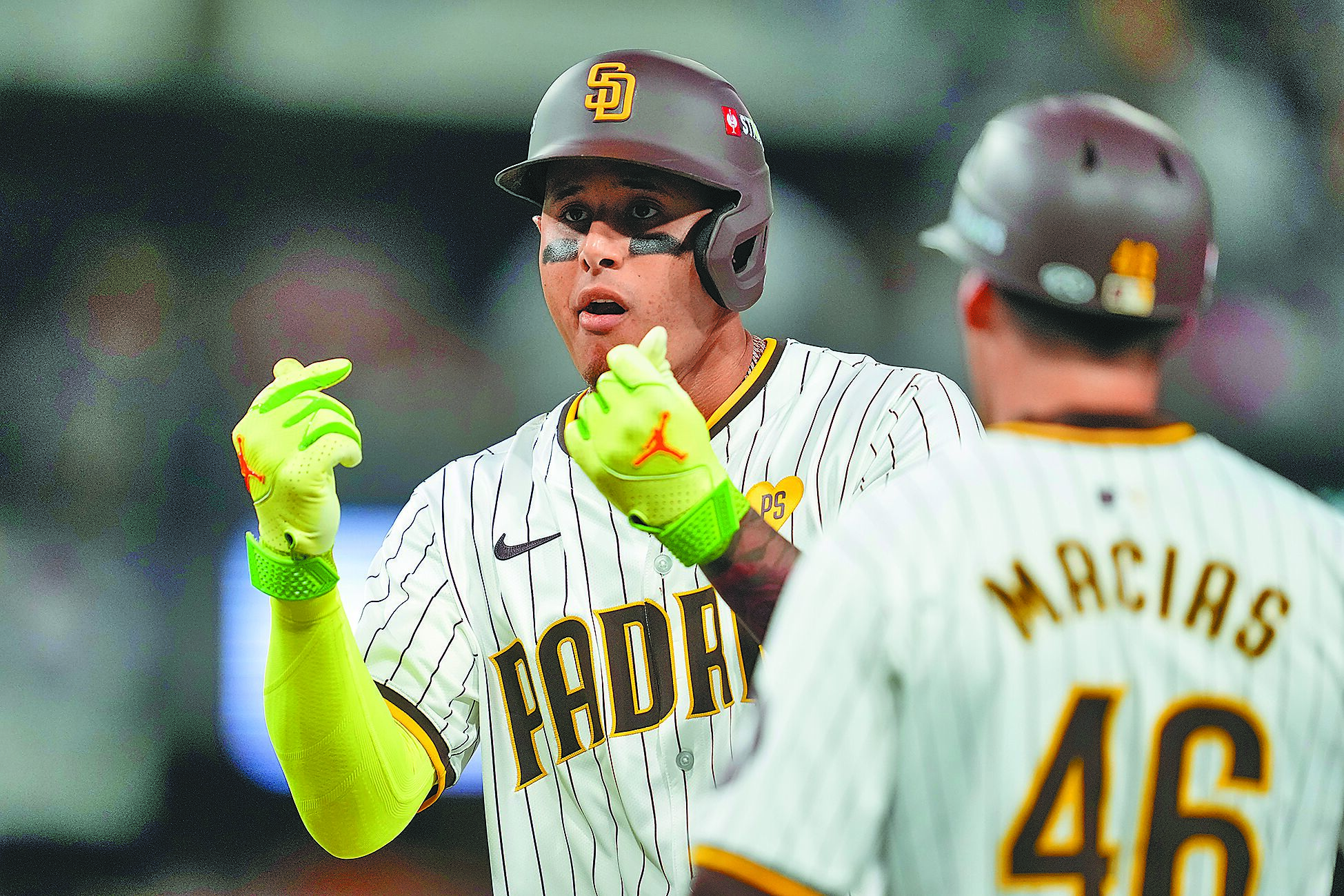 道奇強打馬洽多(左)在2局下率先安打上壘,向場邊比出愛心手勢。(美聯社) 道奇強打馬洽多(左)在2局下率先安打上壘,向場邊比出愛心手勢。(美聯社)