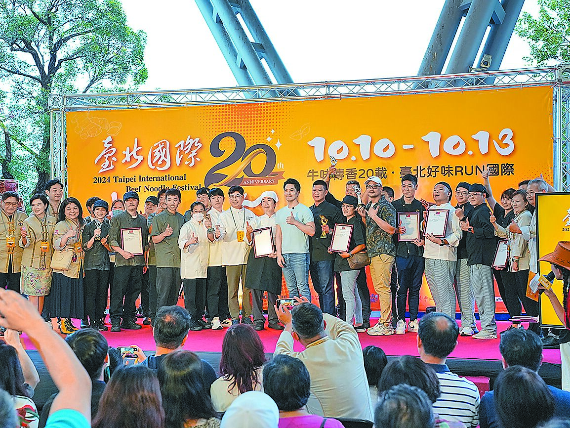 台北國際牛肉麵節10日開幕,首日同時舉辦「最牛廚人」爭霸賽「鮮食組」紅燒競賽的頒獎,並由台北市長蔣萬安頒獎。(黃敬文攝) image