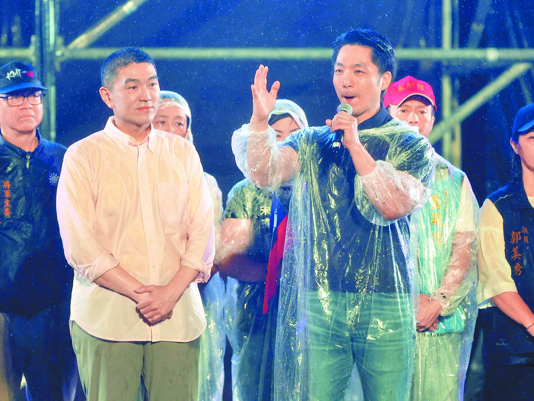 台北市長蔣萬安(右)細數基隆市長謝國樑(左)的政績,質疑為何要罷免這麼認真努力的市長?(杜宜諳攝) 台北市長蔣萬安(右)細數基隆市長謝國樑(左)的政績,質疑為何要罷免這麼認真努力的市長?(杜宜諳攝)