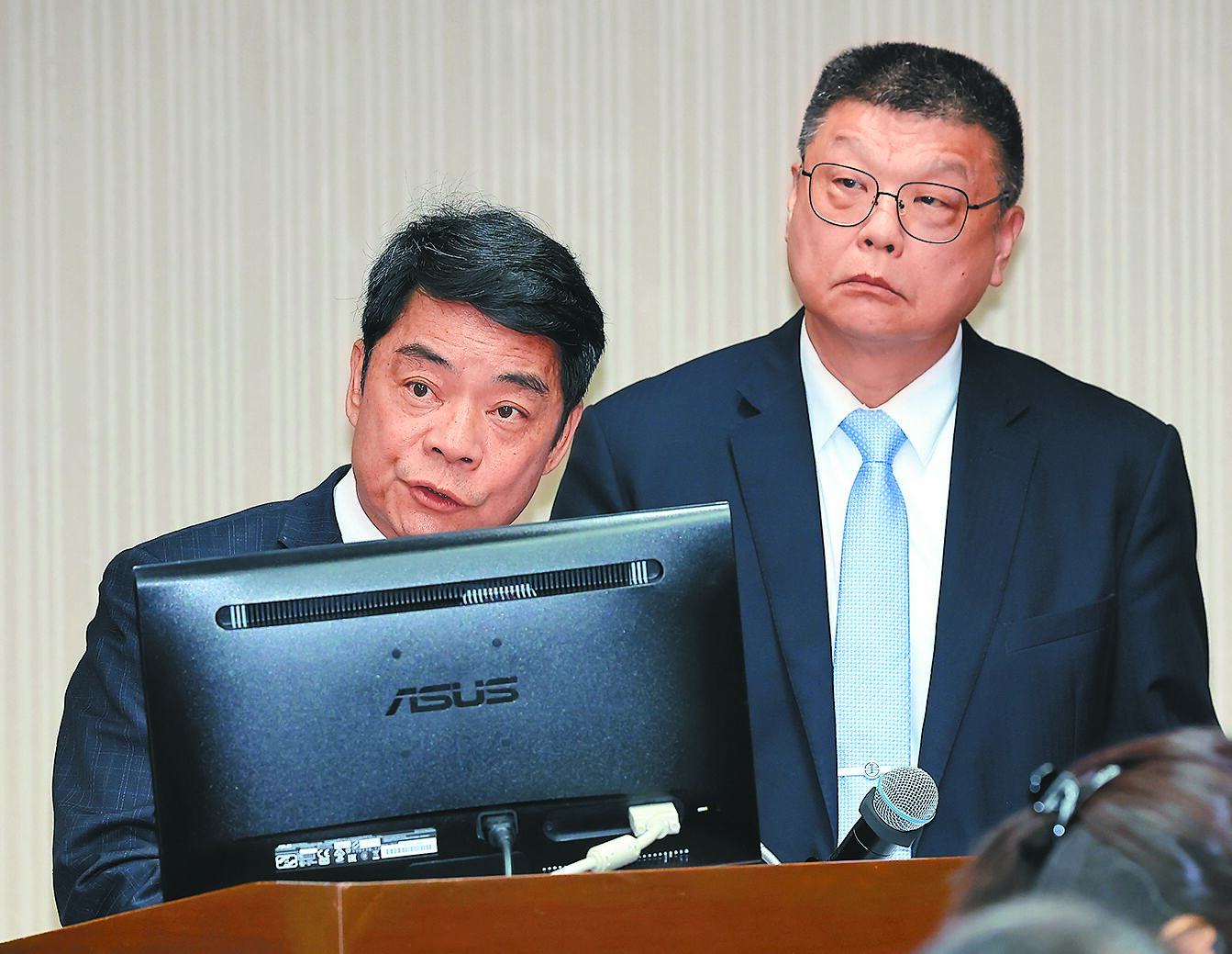 立法院14日質詢鳴日號列車漏掛車廂事件,台鐵董事長杜微(右)答詢時證實當時是少掛1個乘客車廂。而交通部次長伍勝園(左)表示他覺得非常不可思議。(劉宗龍攝) 立法院14日質詢鳴日號列車漏掛車廂事件,台鐵董事長杜微(右)答詢時證實當時是少掛1個乘客車廂。而交通部次長伍勝園(左)表示他覺得非常不可思議。(劉宗龍攝)