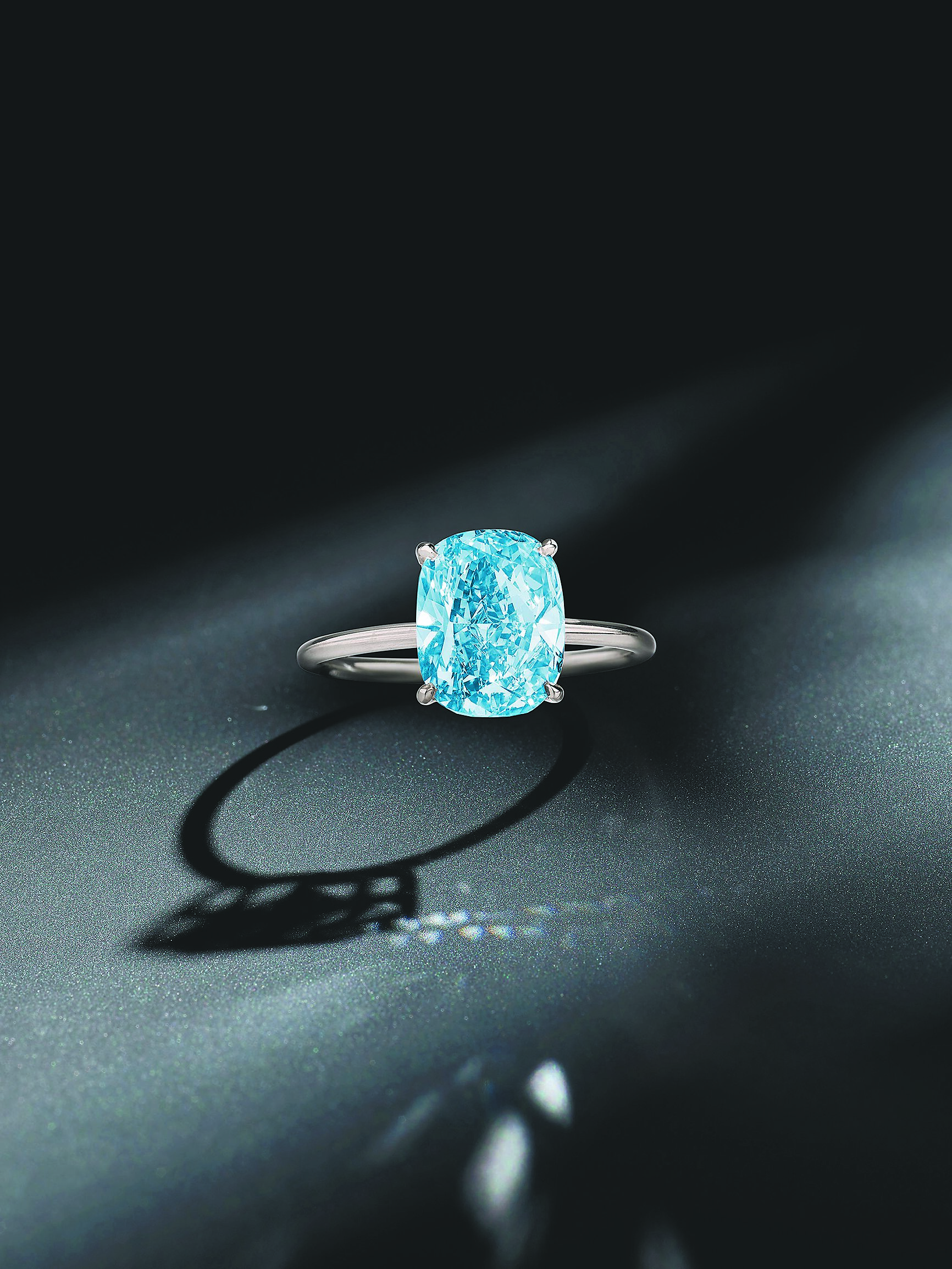 3.24克拉豔彩藍色鑽石戒指,估價在410萬至510萬瑞郎。(Phillips提供) 3.24克拉豔彩藍色鑽石戒指,估價在410萬至510萬瑞郎。(Phillips提供)