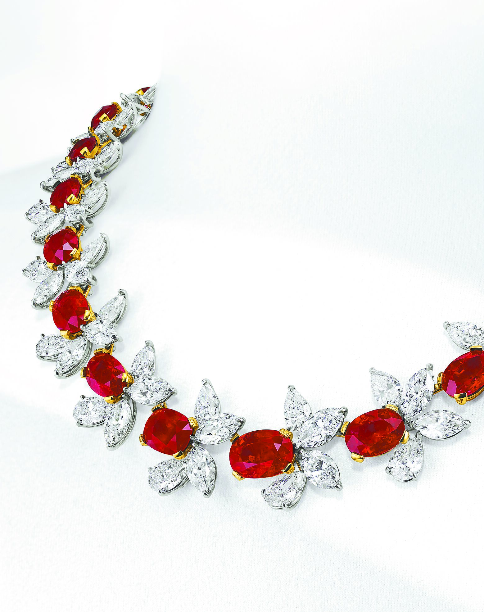 總重62.46克拉的緬甸天然鴿血紅寶石項鍊,估價為4000萬至6000萬港幣。(Christie’s提供) 總重62.46克拉的緬甸天然鴿血紅寶石項鍊,估價為4000萬至6000萬港幣。(Christie’s提供)