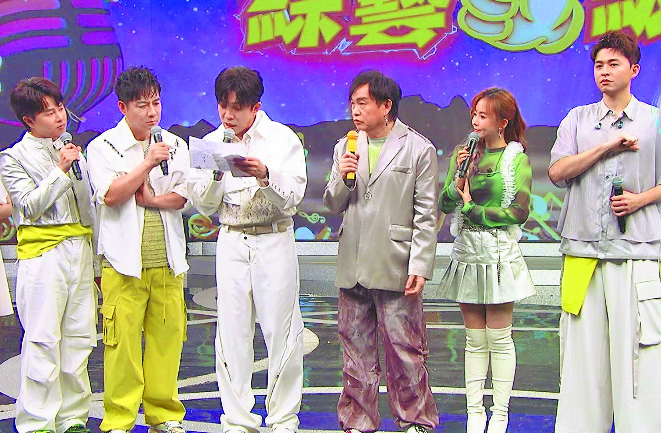 陳隨意(左二起)、許志豪、康康、杜忻恬看到受刑人的信件相當感動。(中視提供) 陳隨意(左二起)、許志豪、康康、杜忻恬看到受刑人的信件相當感動。(中視提供)