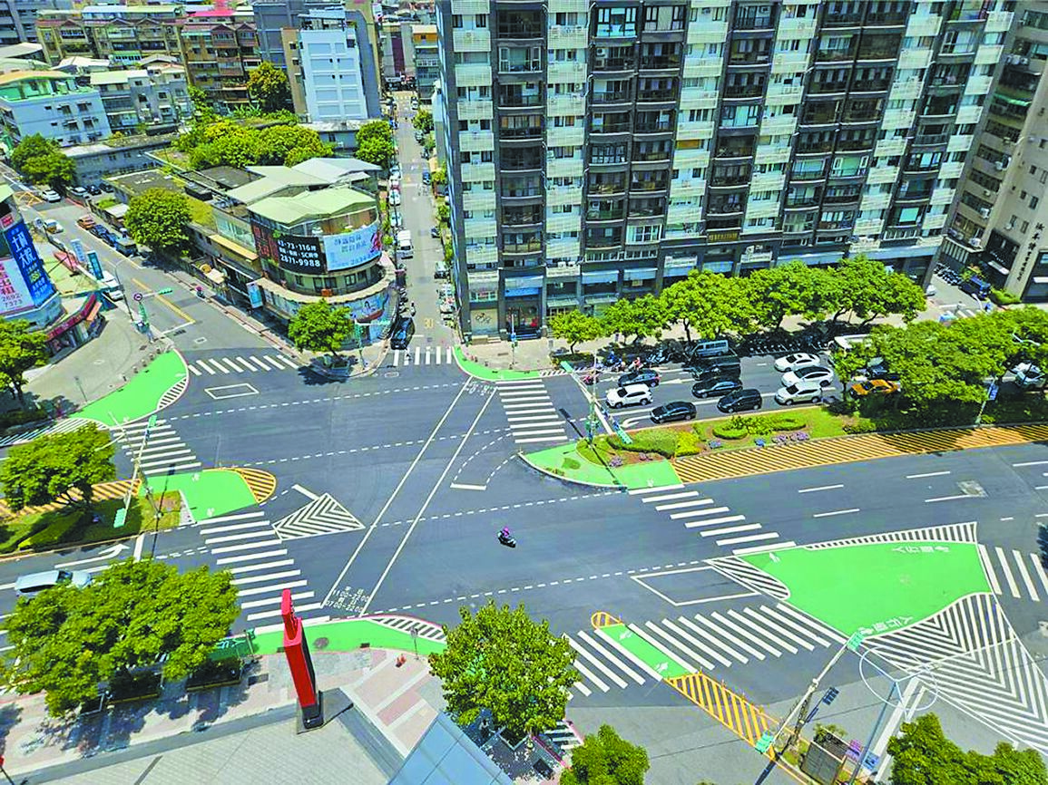 台北市天母棒球場前的忠誠路與士東路口的行人穿越道及車輛動線,日前重新鋪設後,因造型新穎又具安全性廣受好評。(台北市交工處提供/丁上程台北傳真) image
