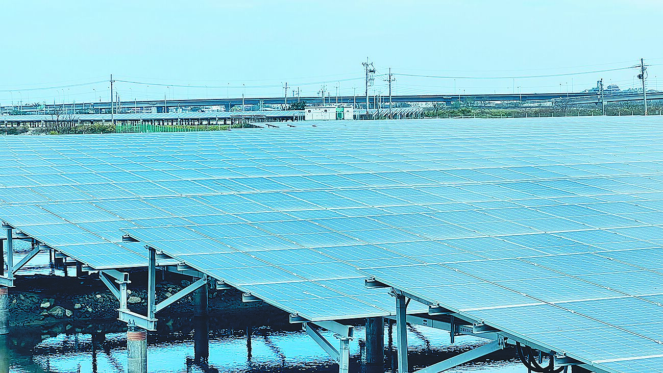 台鹽綠能公司當年在台南推動漁電共生,爭議不少。圖為光電案場照片,與新聞無關。(本報資料照片) image