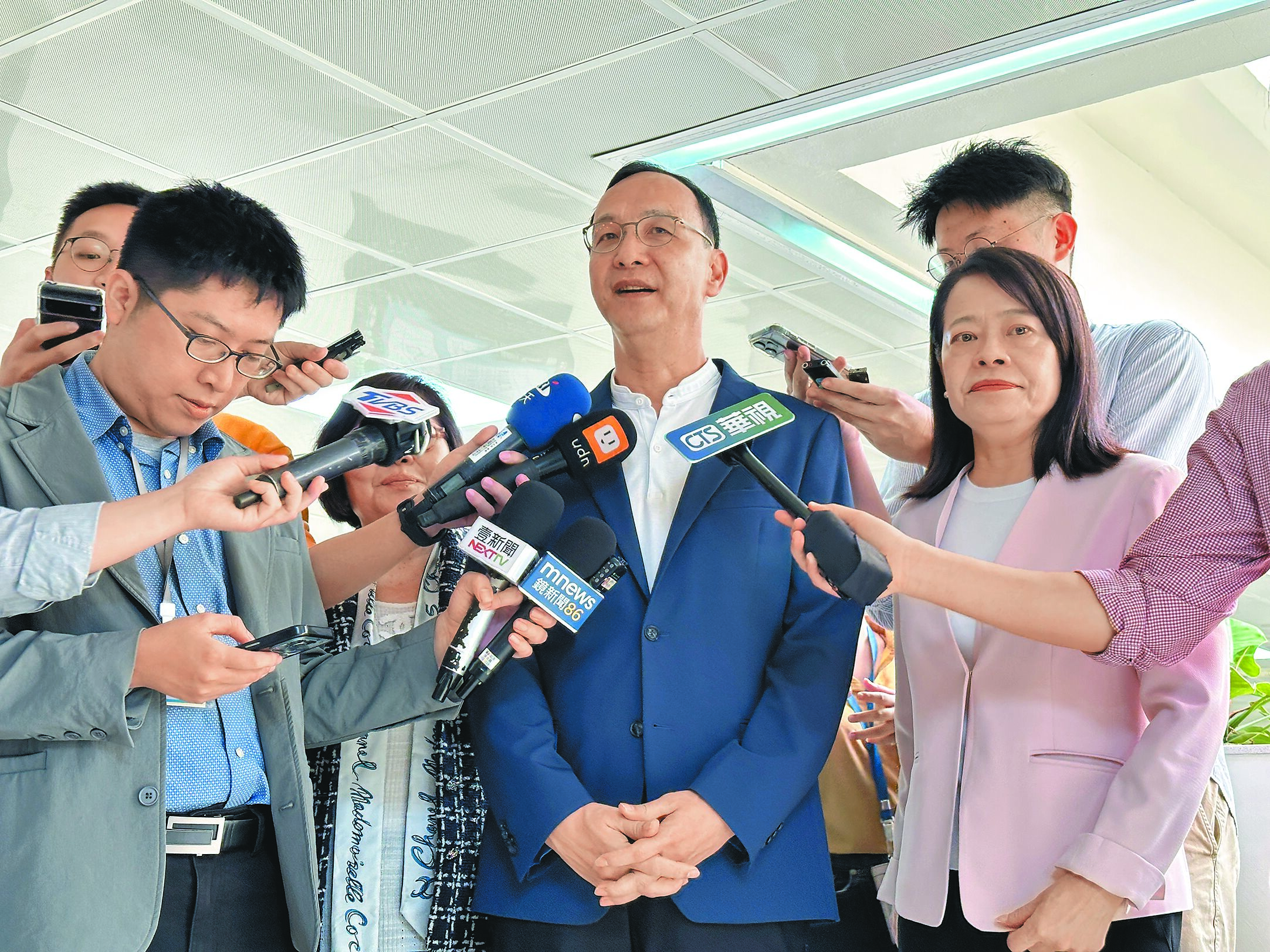 國民黨主席朱立倫呼籲賴清德總統能夠帶領國人一同慶祝台灣光復節,並改為國定假日。(丁上程攝) image