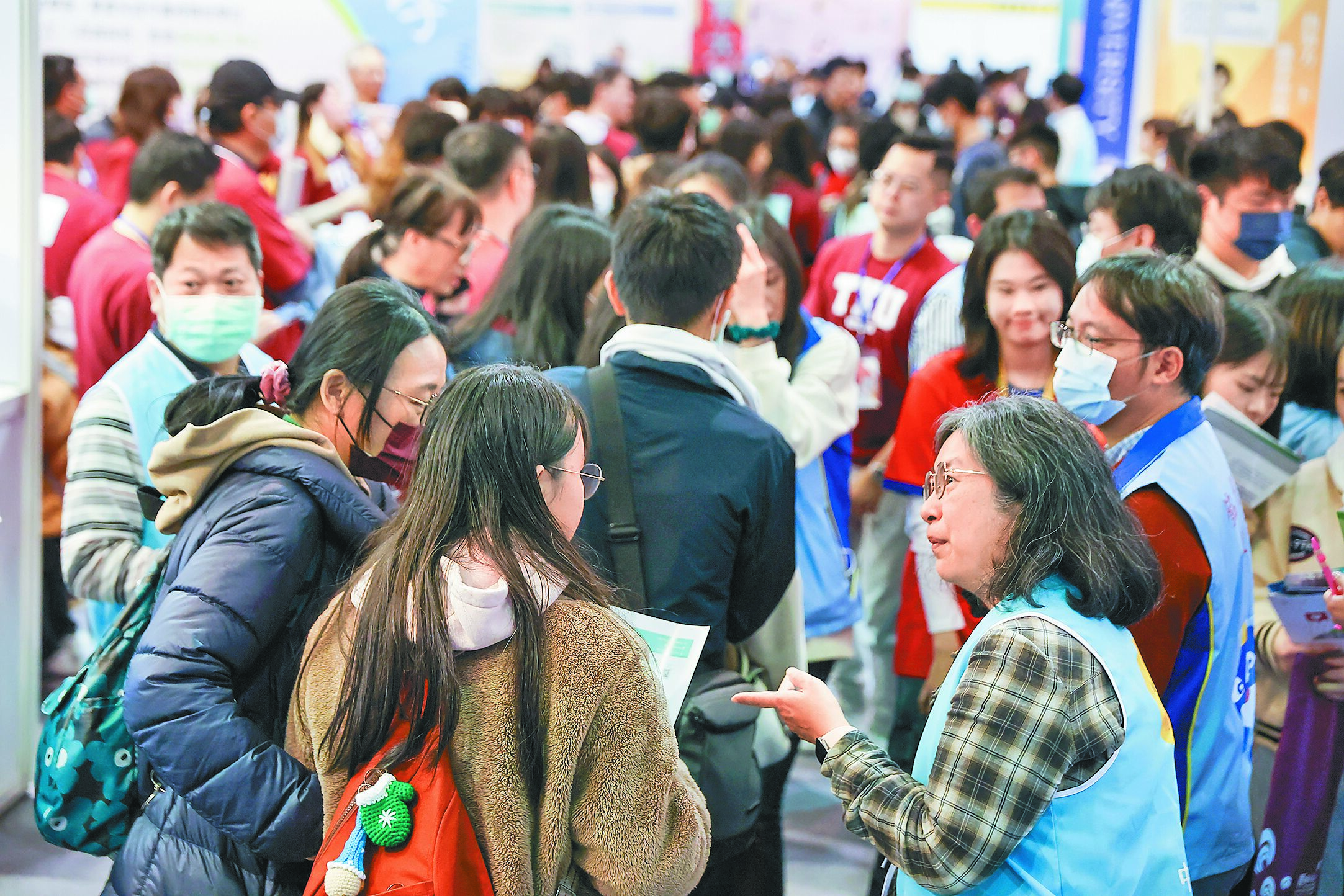 大學甄選入學委員會25日公布114學年度大學「繁星推薦」暨「申請入學」校系參採學測科目情形,申請入學採計1科的學系高達294個。圖為大學暨技職校院多元入學博覽會。(本報資料照片) image
