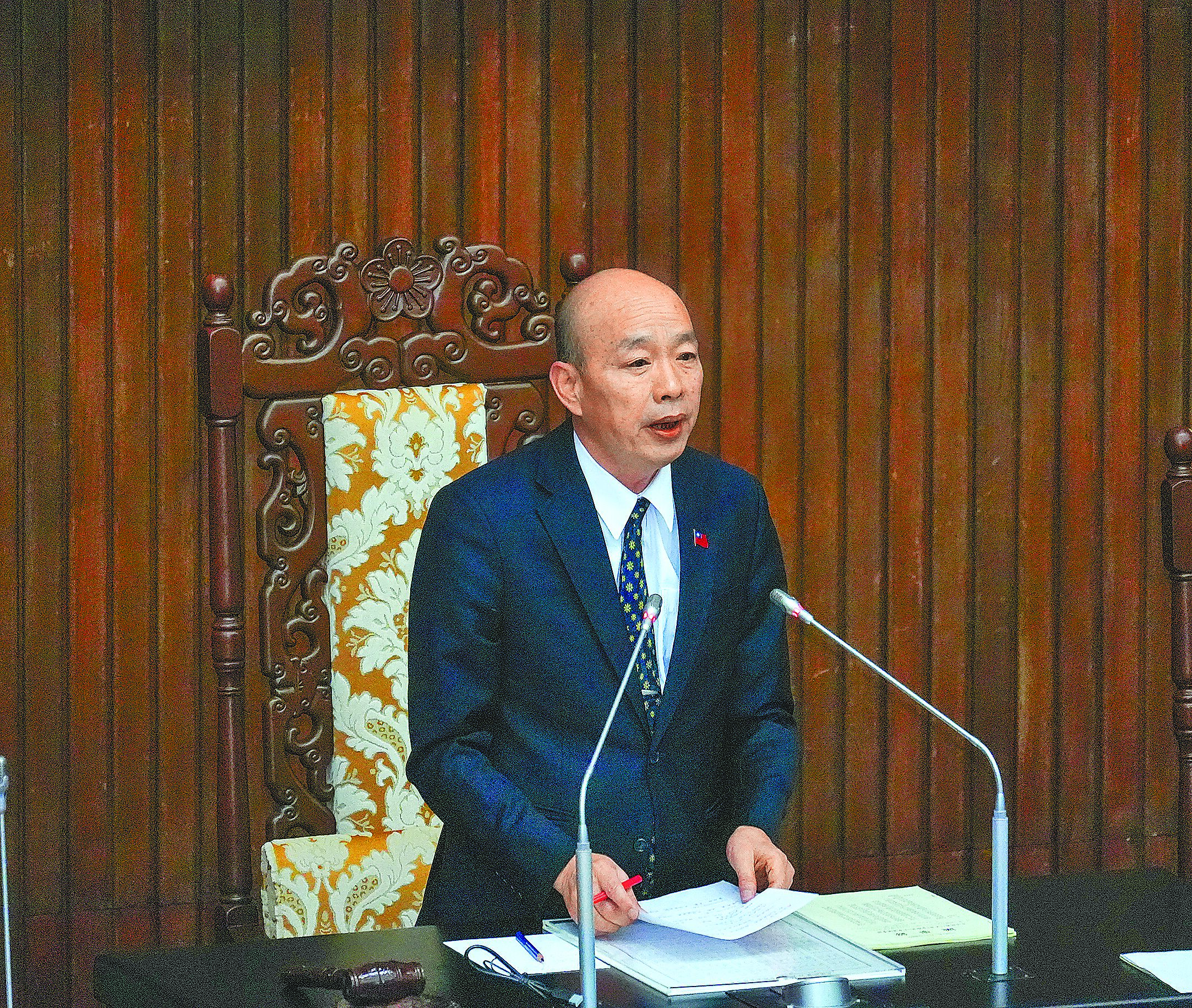 國民黨立委徐巧芯等人原擬具《民防法》修正案於昨日立法院會中闖關付委審查,民進黨團提議退回程序委員會,不過在倒數10秒時,韓國瑜(見圖)宣讀,國民黨團表示「沒有異議」,最終將本修正案退回程序委員會。(羅永銘攝) image