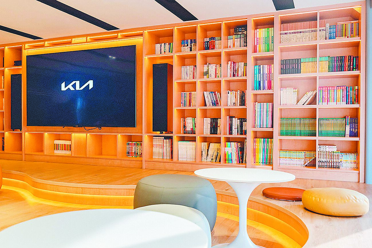 不同以往的客休區,Kia台南東區3S展示中心特別攜手台南在地藝術家展示創作,並提供包括各類別近千本藏書。(台灣森那美起亞提供) image