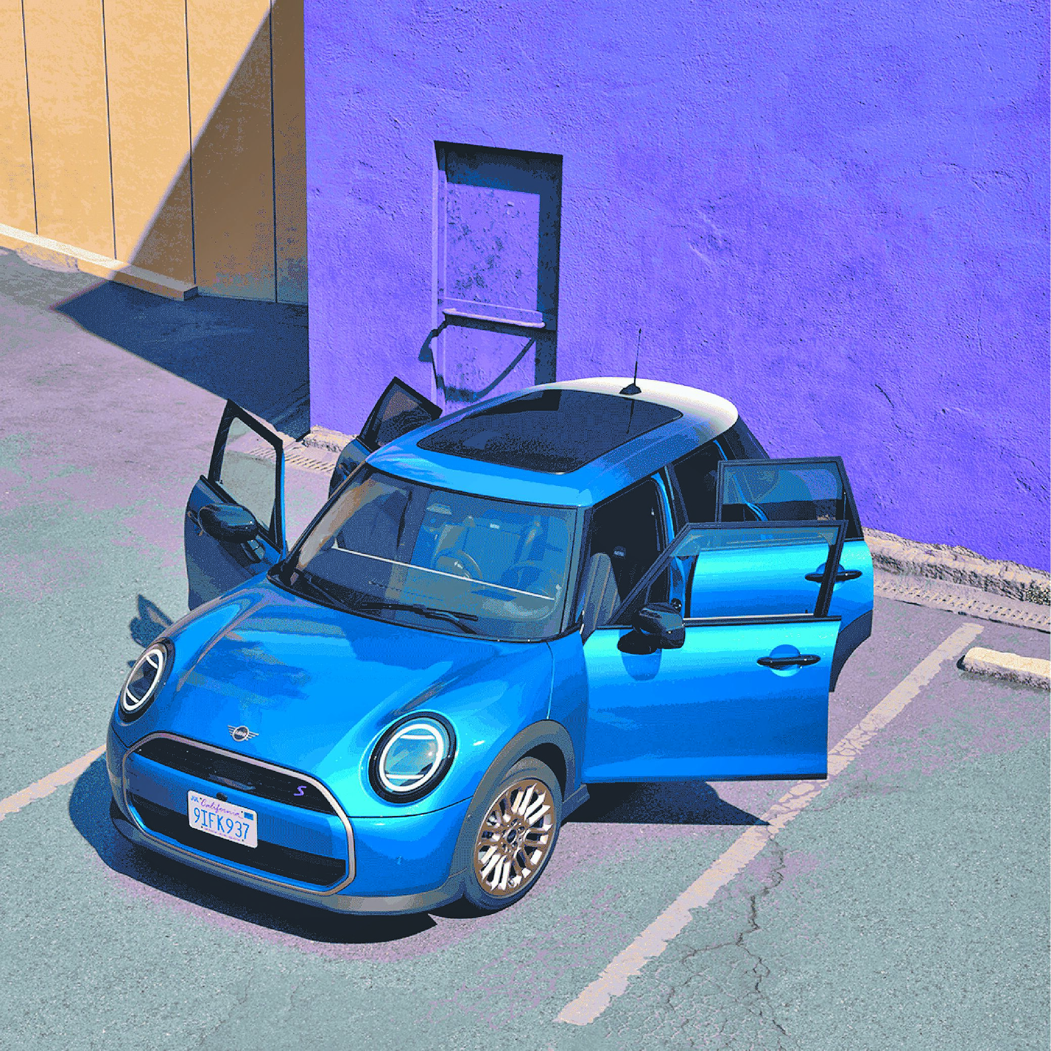 經典MINI掀背全新推出五門設計,空間升級,便利性倍增,MINI Cooper C、Cooper S售價分別為158、186萬元。(汎德提供) image