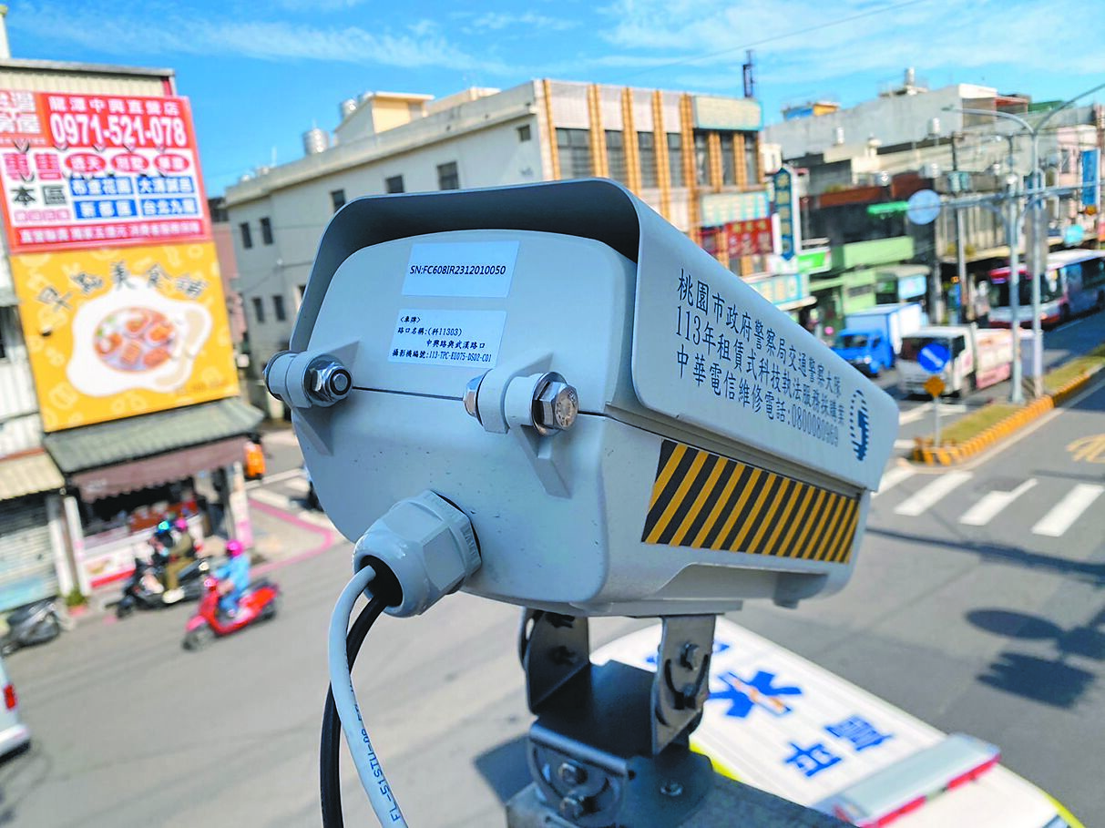 交通部統計,桃園市2023年發生車禍在30日內死亡有248人,相較2022年減少11人。圖為科技執法。(警方提供/賴佑維桃園傳真) image
