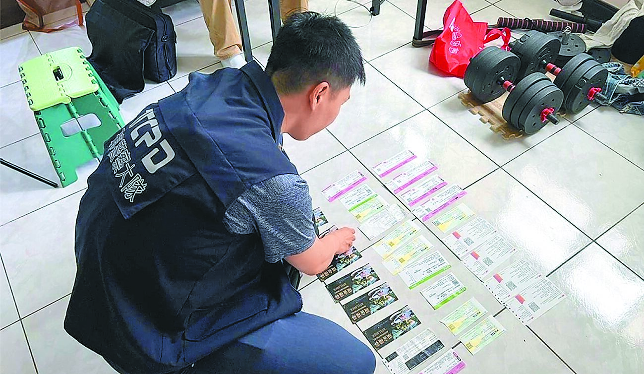 北市刑大逮捕原本是工程師的邱男。(警方提供/陳鴻偉台北傳真) image