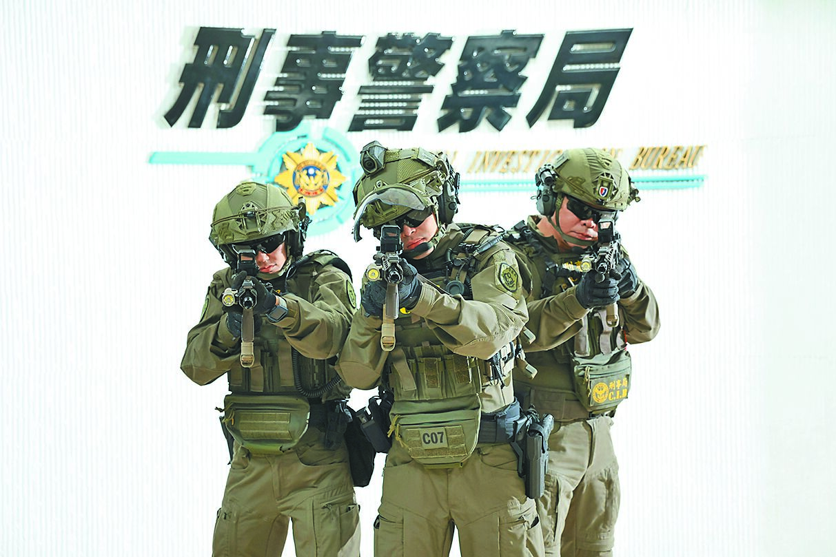 警政署刑事警察局除暴特勤隊成立7年多來,首度出現女隊員,左一即為女隊員洪湘雲。(杜宜諳攝) image