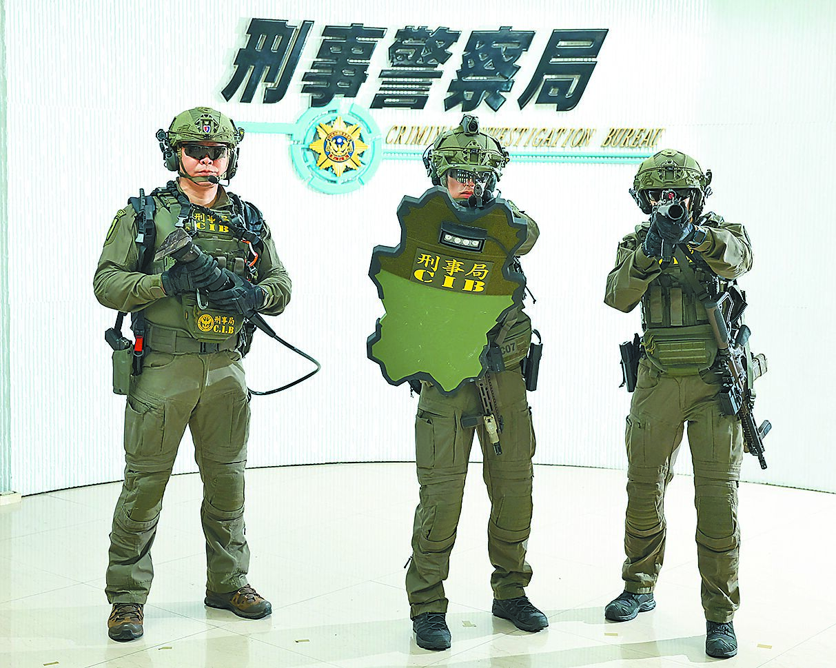 除暴特勤隊近年陸續添購新裝備,左一為隊員展示油壓破門設備,中為防彈盾牌,右為催淚瓦斯彈發射器,身上背的則是MK18突擊步槍。(杜宜諳攝) image