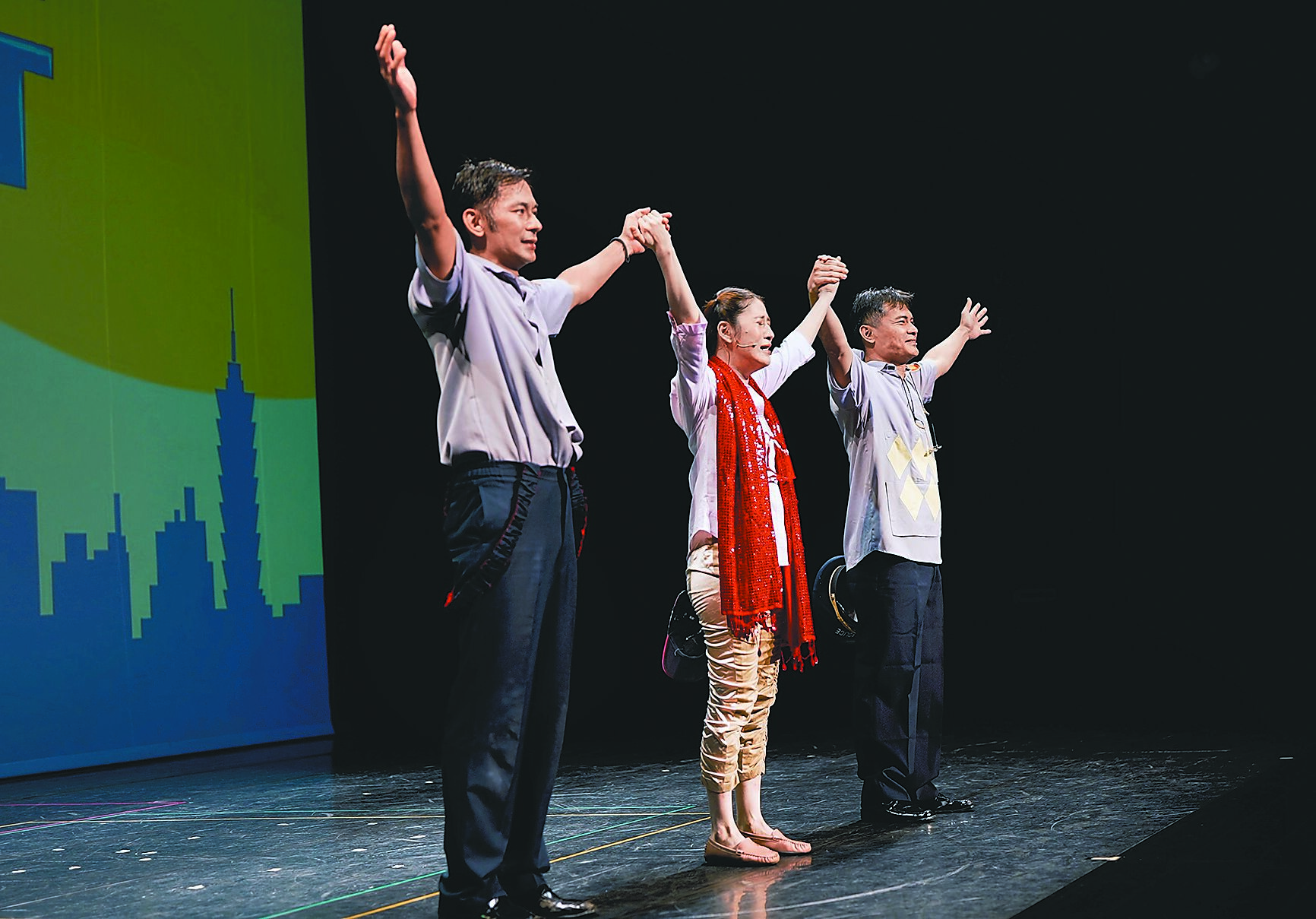 《三人行不行》主演亮哲(左起)、百白、郭耀仁25日謝幕時情緒激動,尤其百白淚流滿面。(亮棠文創提供) image