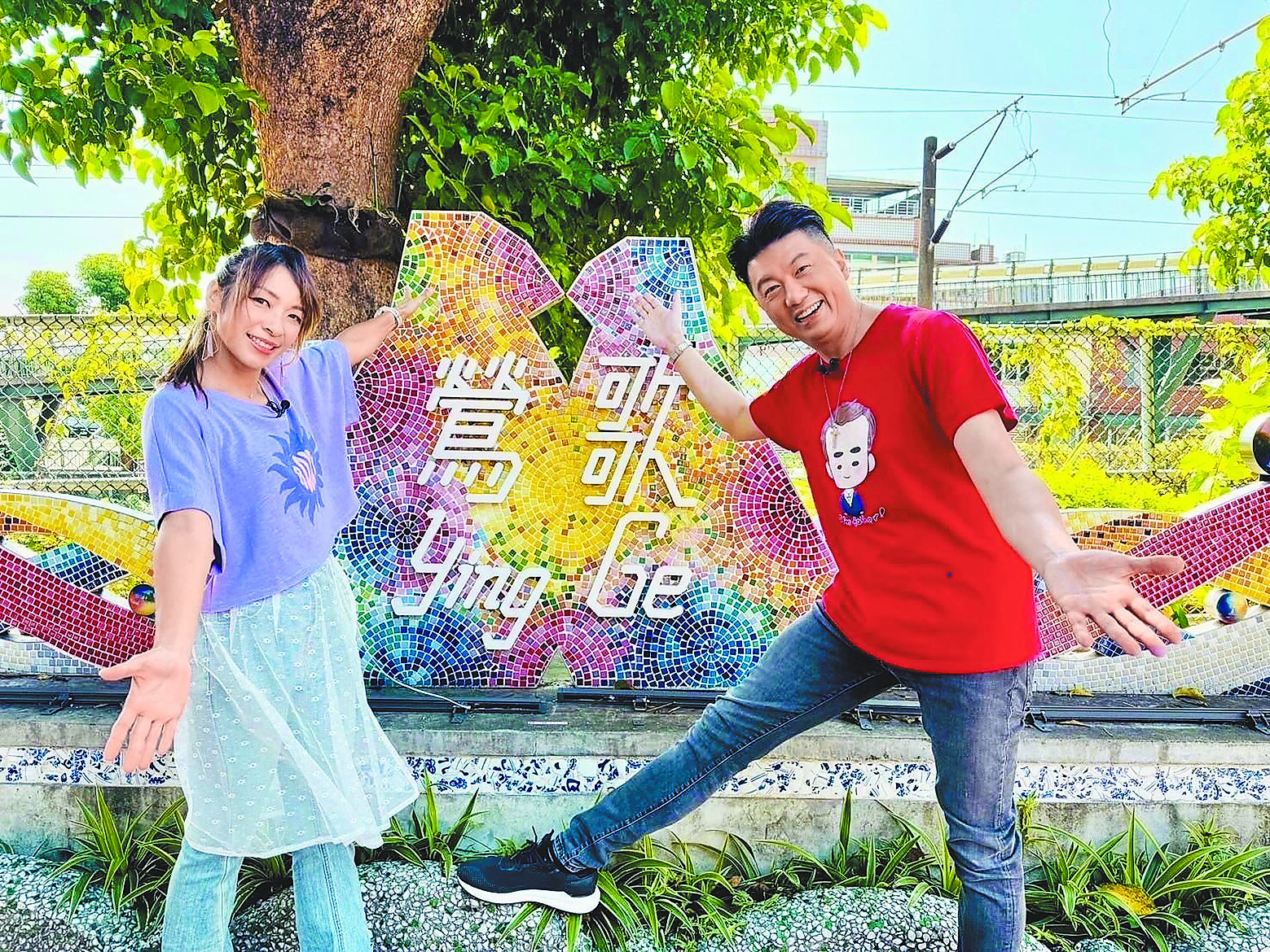 吳皓昇(右)跟著段慧琳在鶯歌四處走走看看。(民視提供) image