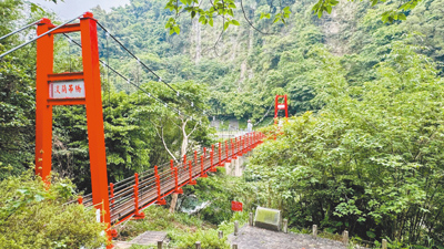淡蘭吊橋歷經修繕重新開放,吸引大量旅客前來體驗。(石碇區公所提供) image