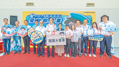 桃園大客車「受訓即就業」成果亮眼,首波36人投入客運服務。(桃園市政府提供) image