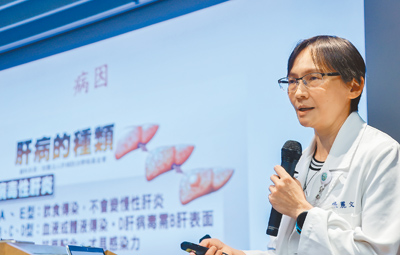 胃腸肝膽科張麗文醫師分享「肝炎和脂肪肝保健」,民眾互動熱絡,收穫滿滿。(羅永銘攝) 胃腸肝膽科張麗文醫師分享「肝炎和脂肪肝保健」,民眾互動熱絡,收穫滿滿。(羅永銘攝)