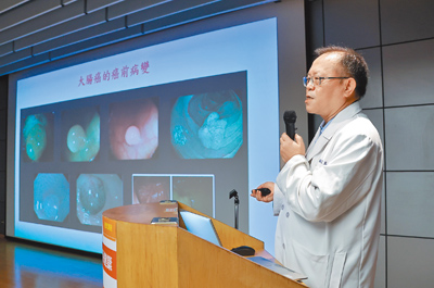 胃腸肝膽科林裕民醫師談「大腸癌篩檢」,民眾反應熱烈。(羅永銘攝) 胃腸肝膽科林裕民醫師談「大腸癌篩檢」,民眾反應熱烈。(羅永銘攝)