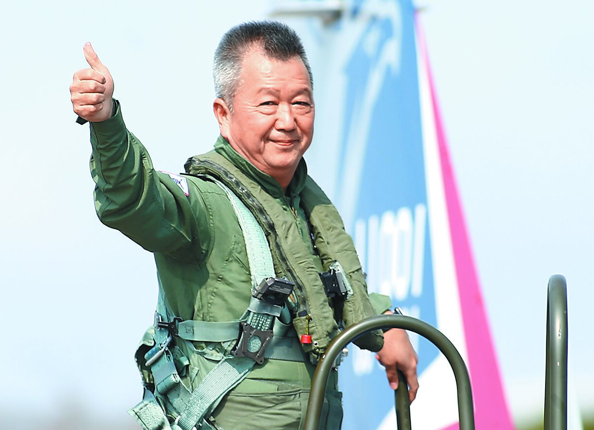 由漢翔公司生產的勇鷹高教機交機進度落後,中科院日前表示,遲交一定會罰。圖為漢翔董事長胡開宏。(本報資料照片) image