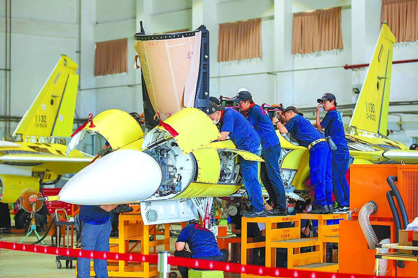 勇鷹高教機是蔡英文政府「國機國造」政策的看板,但人去政息,很可能在勇鷹全數交機後,畫下句號。圖為勇鷹高教機生產組裝過程。(總統府提供) image