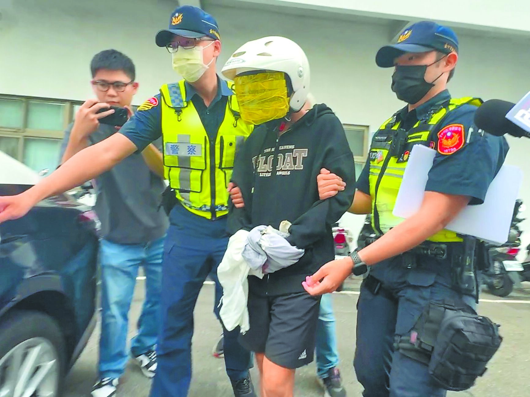 台中市18歲白姓少年(中)27日上午9時多,無照駕駛家中租賃的汽車撞上年約70歲男子,又輾過男子逃逸。經警方帶回筆錄,下午雙手上銬送往偵查隊。(潘虹恩攝) image