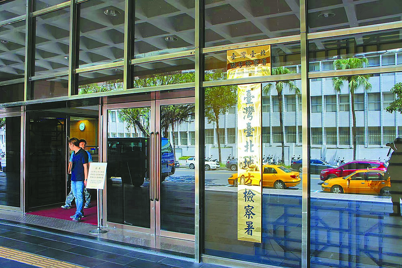 新北市34歲簡姓女子,今年7月與丈夫、公婆起口角後帶著9歲、10歲的女兒負氣離家,將小姊妹誘至新店碧潭入水,造成小姊妹溺斃,而簡女則自行游上岸。台北地檢署28日依殺人等罪起訴簡女,全案將移由國民法官審理。(本報資料照片)
全國各縣市安心專線1925 image