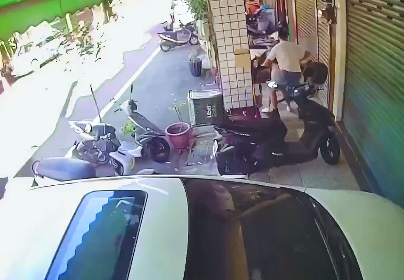 桃園北區一名身心障礙男子,27日在騎樓強抱國小女童,桃檢28日開出拘票逮人。(翻攝照片/蔡依珍桃園傳真) image