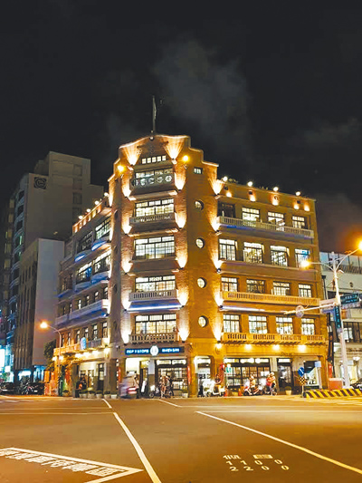 林百貨夜晚燈迷離。(羅辛攝) image