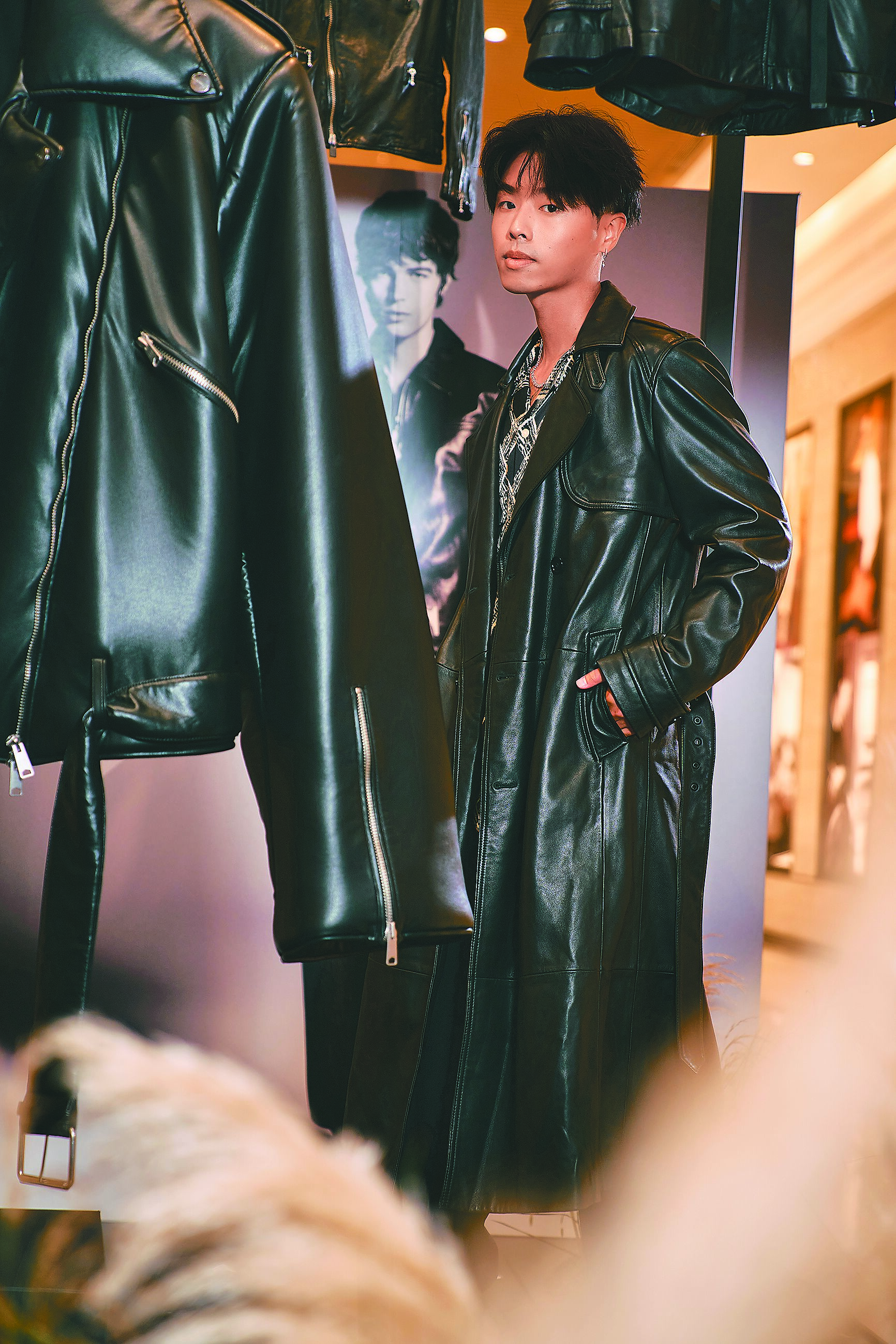 新生代歌手HowZ現身ALLSAINTS英國訂製大型騎士皮衣裝置。
(ALLSAINTS提供) 新生代歌手HowZ現身ALLSAINTS英國訂製大型騎士皮衣裝置。
(ALLSAINTS提供)