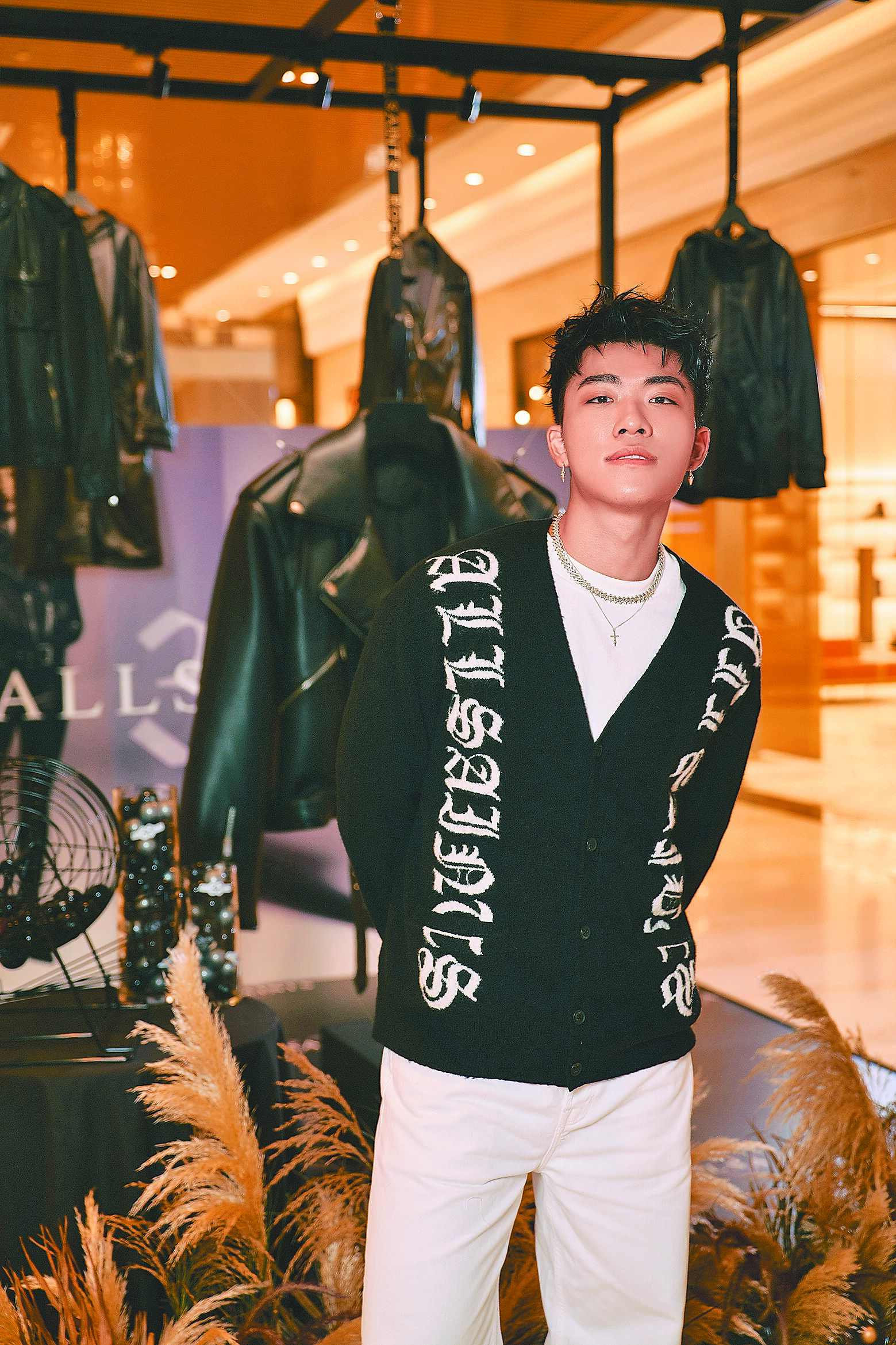 歌手王ADEN搶先現身ALLSAINTS英國訂製大型騎士皮衣裝置打卡。(ALLSAINTS提供) 歌手王ADEN搶先現身ALLSAINTS英國訂製大型騎士皮衣裝置打卡。(ALLSAINTS提供)