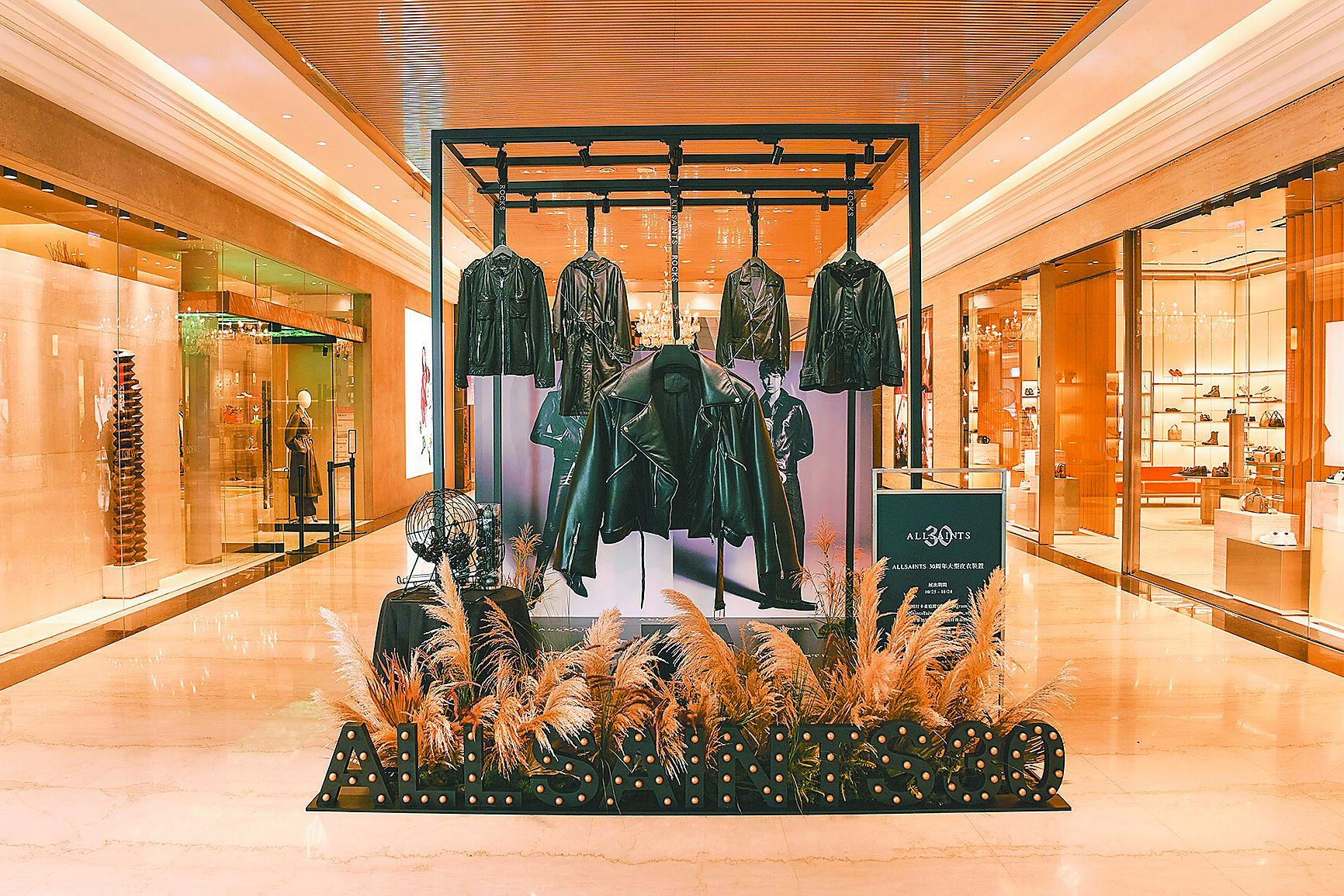 ALLSAINTS英國訂製大型騎士皮衣裝置世界巡迴,即日起至11月24日在台北微風南山一樓展出。(ALLSAINTS提供) ALLSAINTS英國訂製大型騎士皮衣裝置世界巡迴,即日起至11月24日在台北微風南山一樓展出。(ALLSAINTS提供)