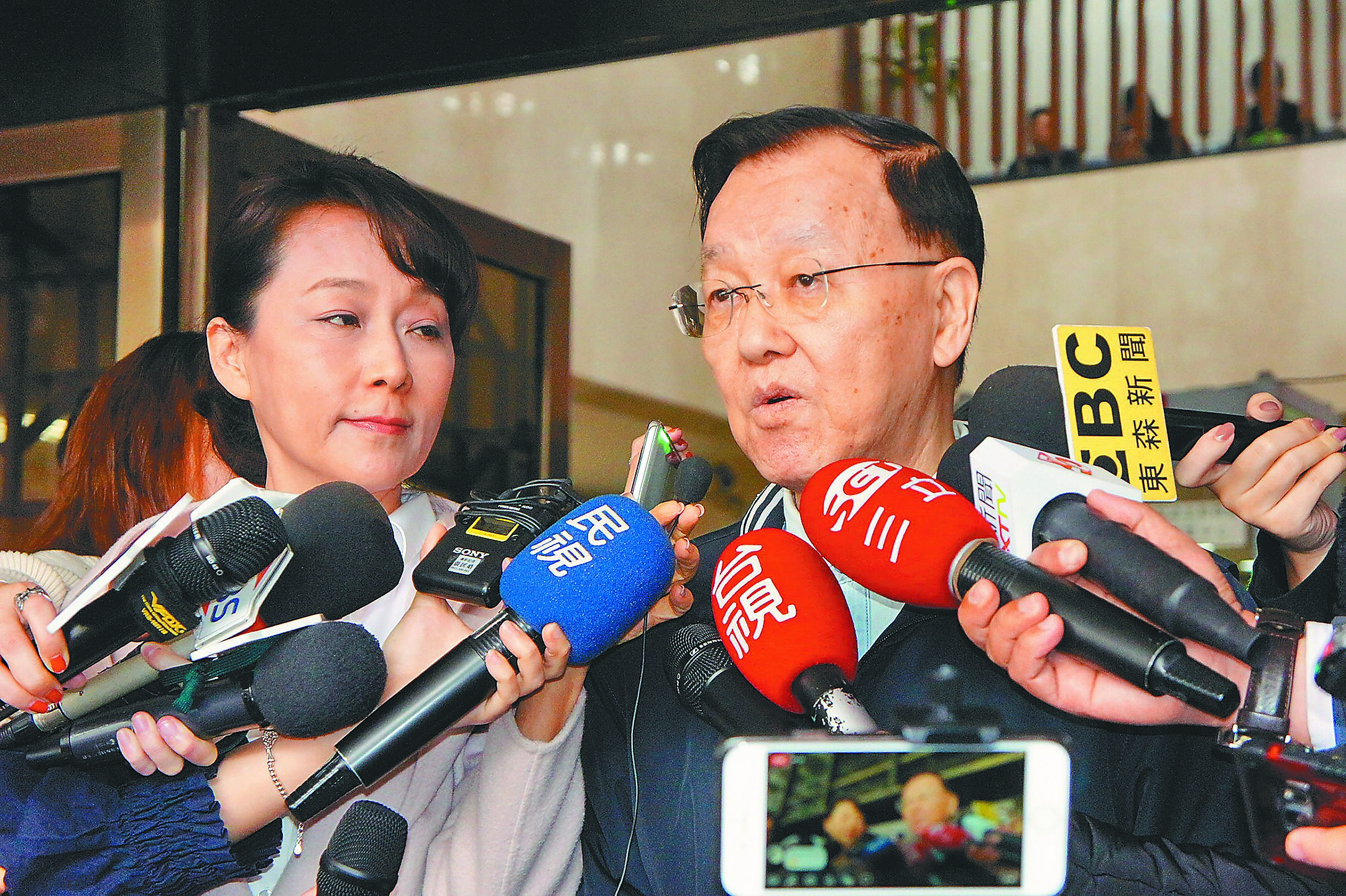 郭新政(左)、盛竹如(右)因「誰摔死了李新」影片,被依誹謗罪判刑確定後,另須連帶賠償前立委羅淑蕾200萬元確定 。(本報資料照片) image