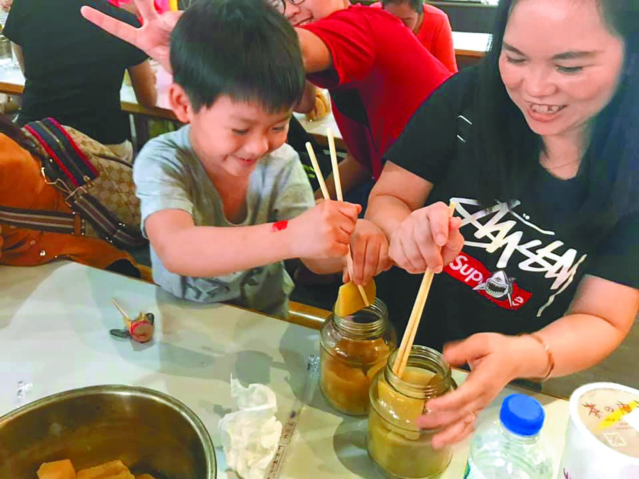 古坑鄉大埔社區農村旅遊行程的特點是醬筍DIY。(古坑鄉大埔社區提供/周麗蘭雲林傳真) 古坑鄉大埔社區農村旅遊行程的特點是醬筍DIY。(古坑鄉大埔社區提供/周麗蘭雲林傳真)