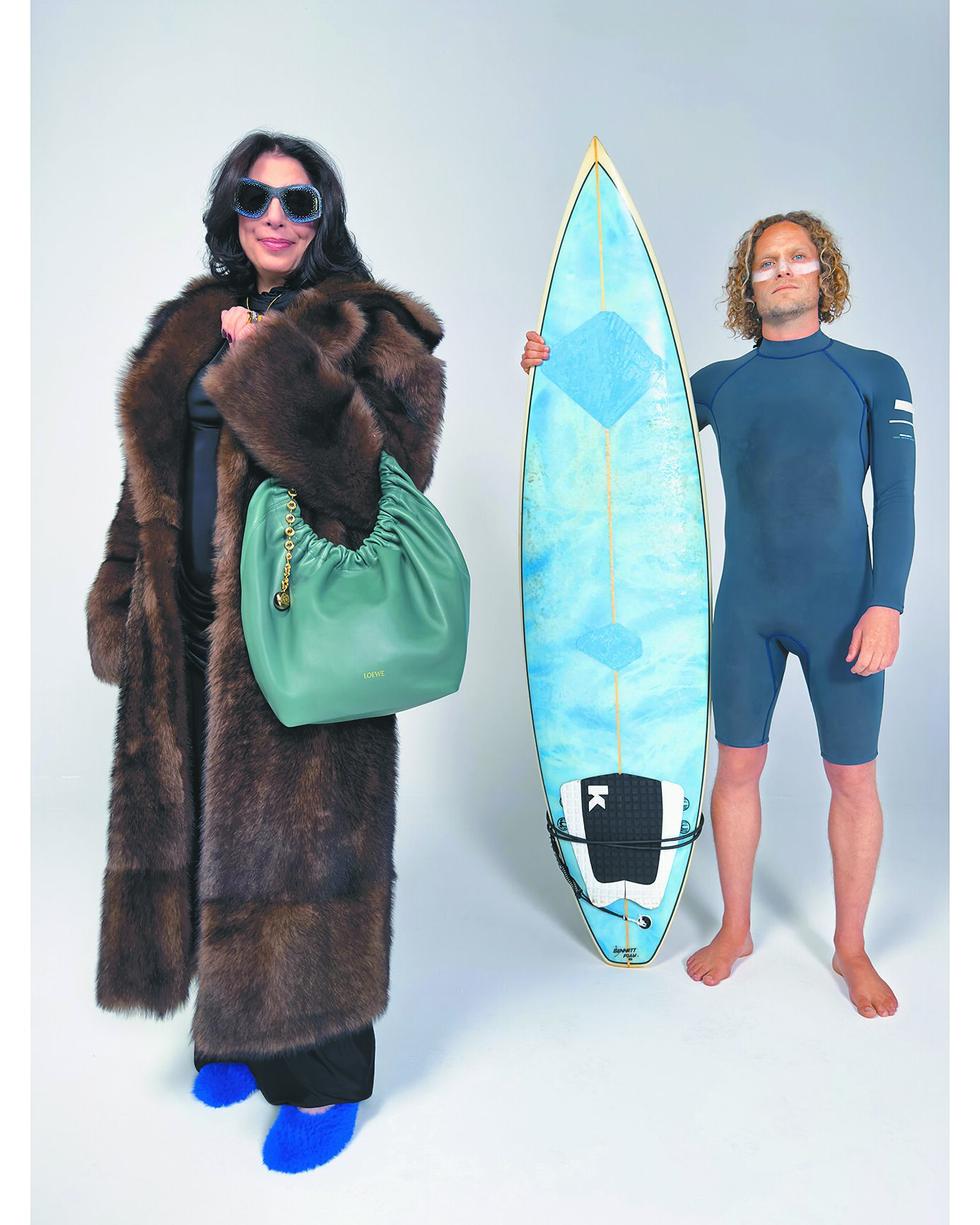 蘇克羅爾一身毛皮大衣與身後的衝浪手形成強烈對比。(Loewe提供) 蘇克羅爾一身毛皮大衣與身後的衝浪手形成強烈對比。(Loewe提供)