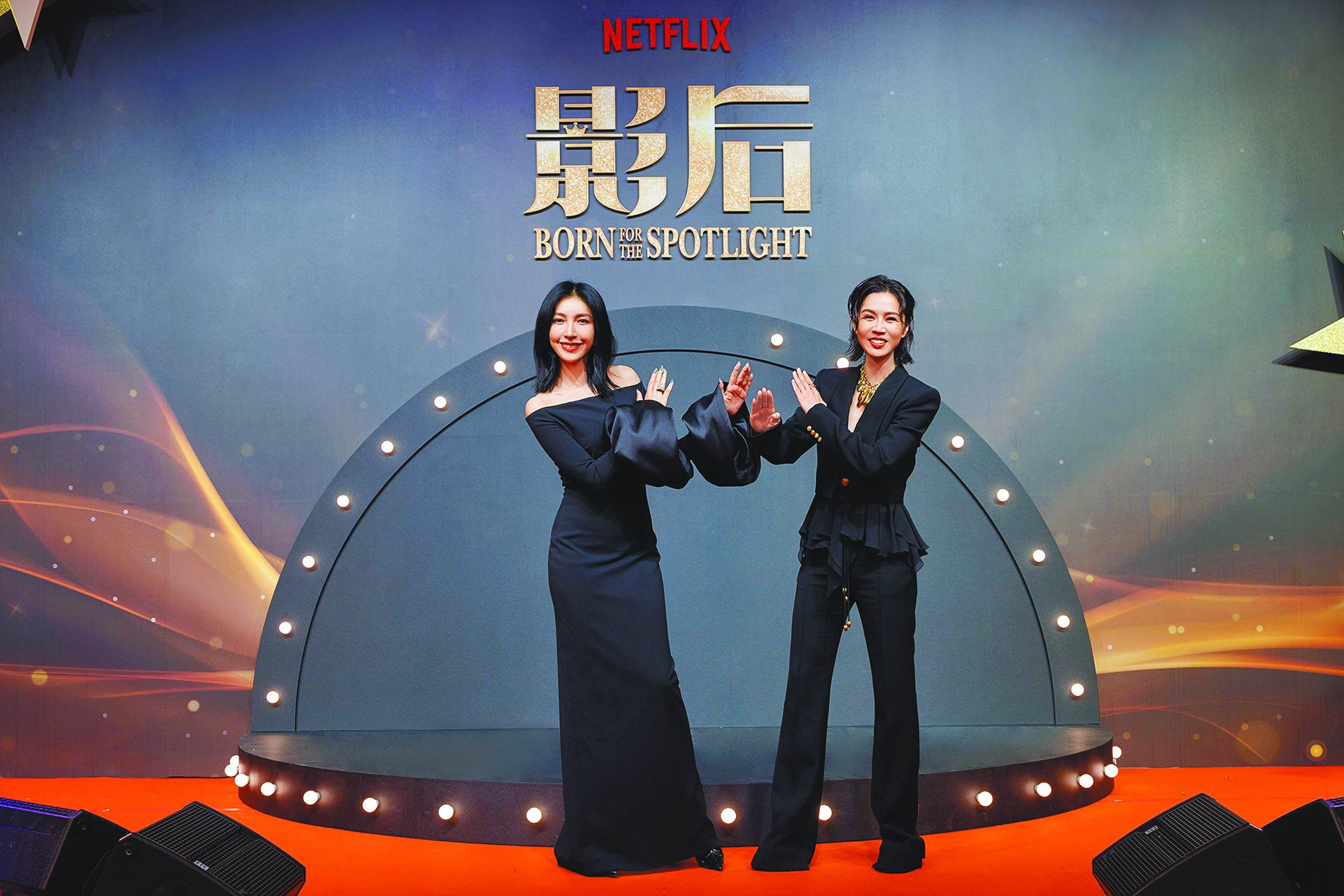 楊謹華(左)、謝盈萱很有默契以一身黑服出席《影后》星光紅毯。(Netflix提供) image