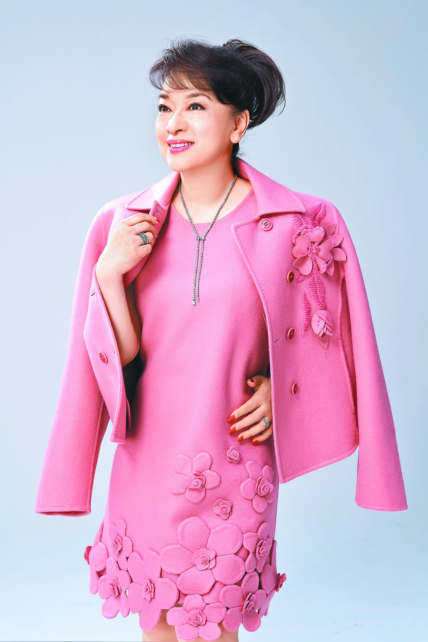 翁倩玉明年2月將在台舉辦演唱會,接受本報邀請進棚拍攝De Beers時尚專題,展現絕代風華。(攝影/JOJ PHOTO‧專題企畫/中時時尚‧服裝提供/Ermanno Scervino) 翁倩玉明年2月將在台舉辦演唱會,接受本報邀請進棚拍攝De Beers時尚專題,展現絕代風華。(攝影/JOJ PHOTO‧專題企畫/中時時尚‧服裝提供/Ermanno Scervino)