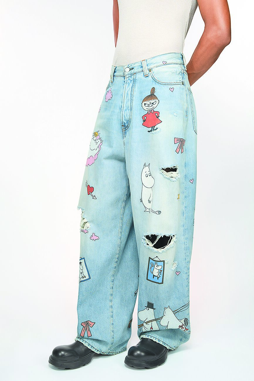 Acne Studios與嚕嚕米合作,褲子上補丁都可見到可愛童趣的patch。(Acne Studios提供) Acne Studios與嚕嚕米合作,褲子上補丁都可見到可愛童趣的patch。(Acne Studios提供)