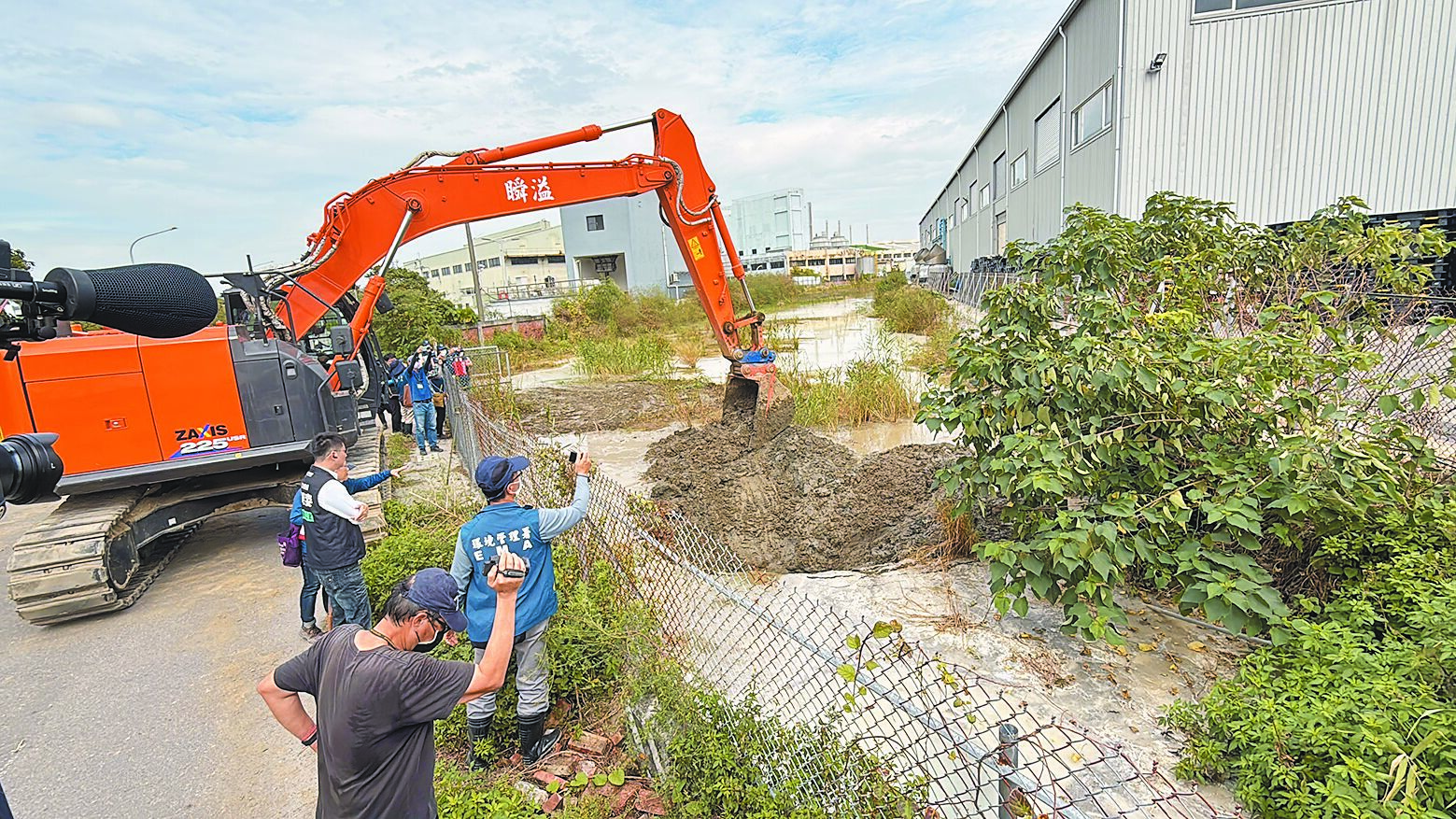 台南市學甲區違法掩埋爐碴逾58萬噸長達14年,至今仍有27萬噸埋在私人企業廠房下。圖為環保局調派挖土機開挖學甲爐碴案國有地,釐清地下是否仍殘存爐碴。(寶智華攝) image