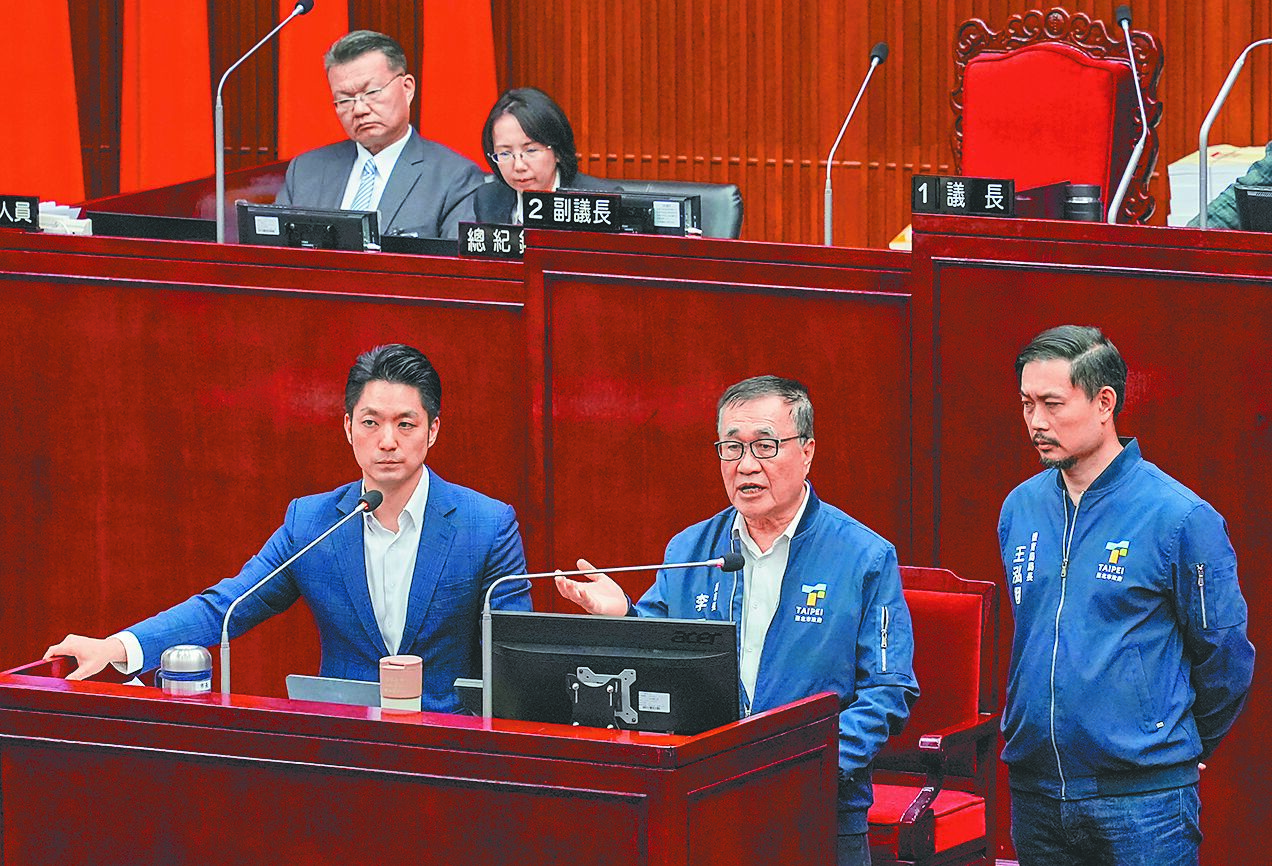 台北市議員關切遠雄未申請大巨蛋公安申報及漏水等問題,市長蔣萬安(左起)與副市長李四川、體育局長王泓翔在議會備詢。(羅永銘攝) image