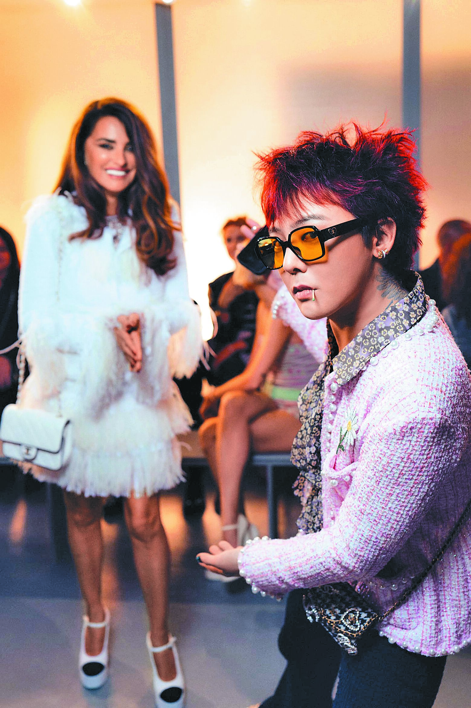 西班牙影后潘妮洛普克魯茲(左)與韓國藝人GD留下這可愛的一幕。(CHANEL提供) 西班牙影后潘妮洛普克魯茲(左)與韓國藝人GD留下這可愛的一幕。(CHANEL提供)