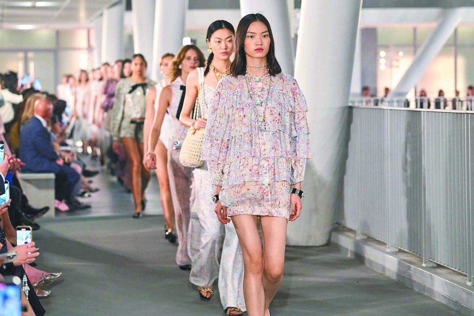 度假系列移師香江,再現CHANEL風姿綽約身影。(CHANEL提供) 度假系列移師香江,再現CHANEL風姿綽約身影。(CHANEL提供)